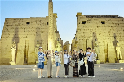 走遍四国 丈量世界 “花少团”结束游学之旅(走进四国一套多少钱)