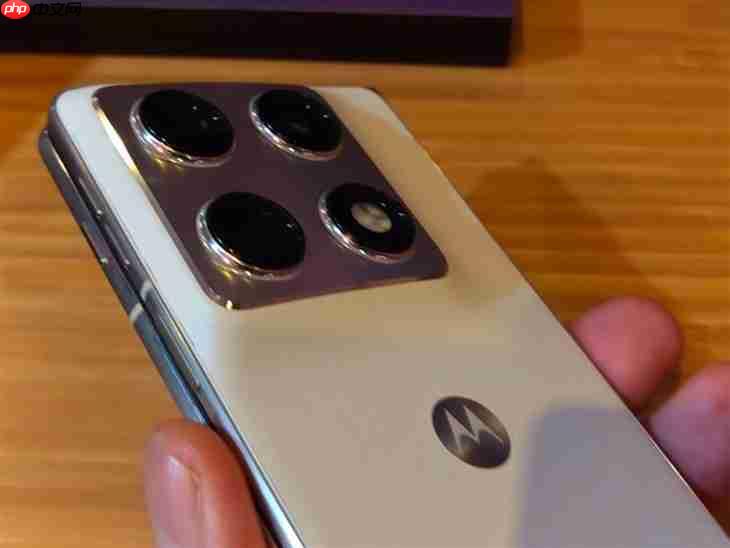 moto推出首款大折叠手机 8.1英寸2K内屏