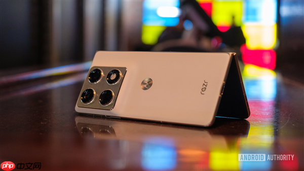 moto首款大折叠屏来了！moto Razr Fold亮相CES