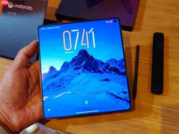 moto首款大折叠屏来了！moto Razr Fold亮相CES