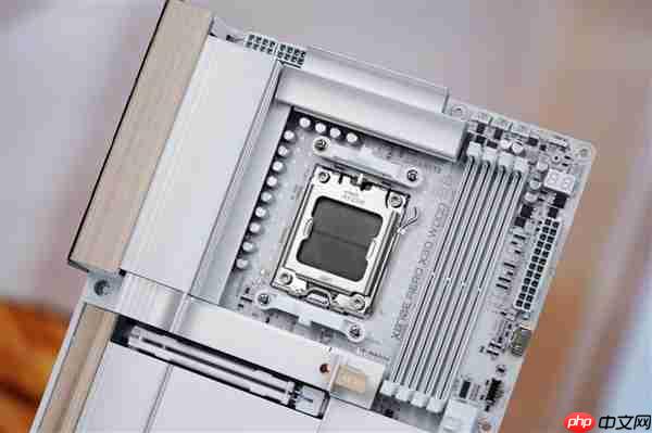 实木+皮革都用上了！技嘉木雕X870E AERO X3D WOOD主板图赏