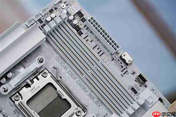 实木+皮革都用上了！技嘉木雕X870E AERO X3D WOOD主板图赏