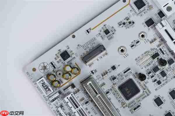 实木+皮革都用上了！技嘉木雕X870E AERO X3D WOOD主板图赏