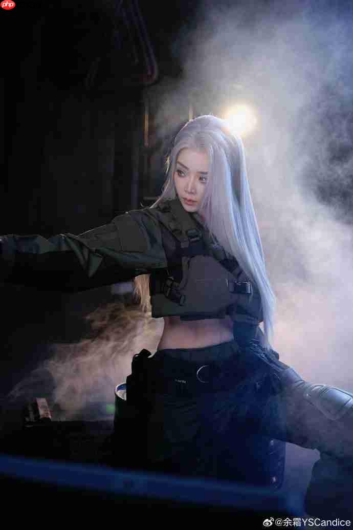 余霜COS《暗区突围》美图 白发侧颜超美丽