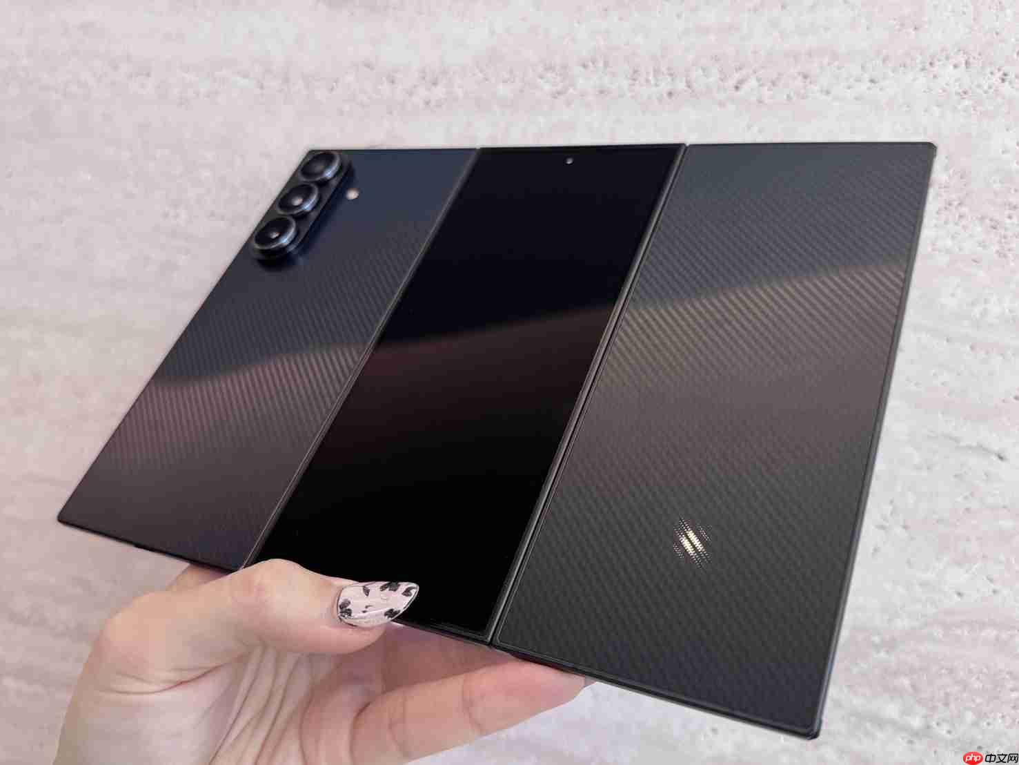 摺叠机天花板！三星Galaxy Z TriFold三摺机10吋巨幕 大展双内摺设计工艺