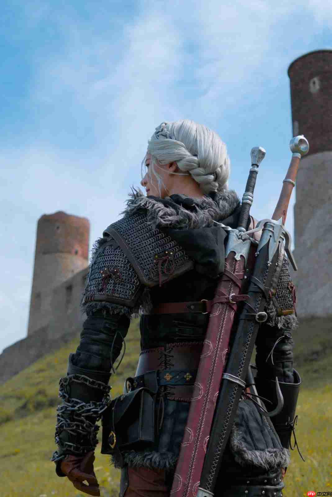 太帅了！ 粉丝用传统工艺自制《巫师4》希里cos服
