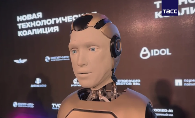 俄罗斯首款人形机器人Aidol首秀“翻车”，开发者称之为“实时训练” - php中文网