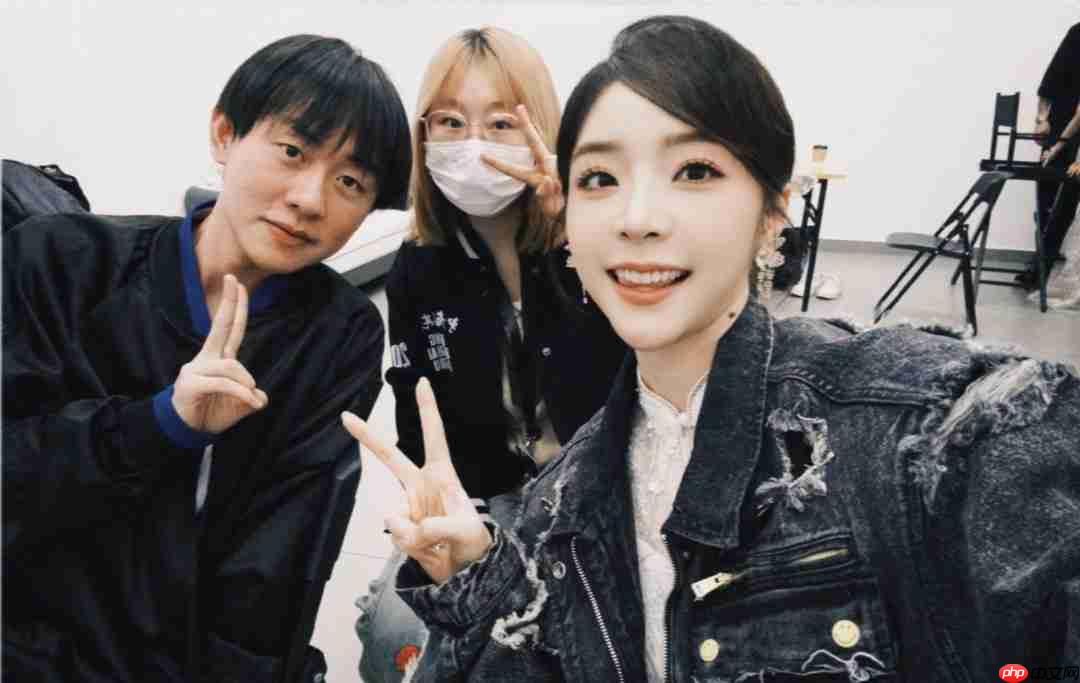 《英雄联盟》美女主持人晒选手合照 深情告别S15