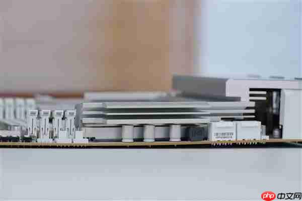 雪景房主机必看！技嘉电竞冰雕Z890 AORUS PRO ICE主板图赏