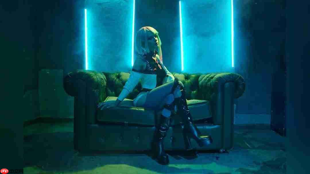 长腿模特cos《赛博朋克：边缘行者》露西 倩影吸睛