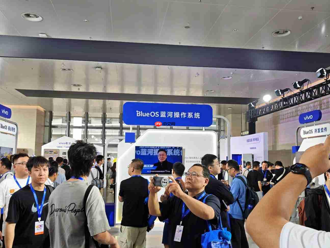 iQOO 15真机亮相VDC 2025：RGB镜头氛围灯加持，搭载OriginOS6