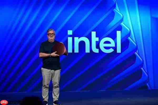 Intel 18A晶圆、芯片现场展示：妥妥的艺术品！