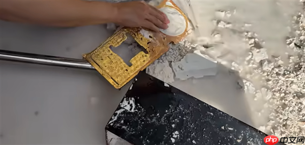 揭秘全球唯一黄金版RTX 5090D！6公斤黄金 神秘大佬买走