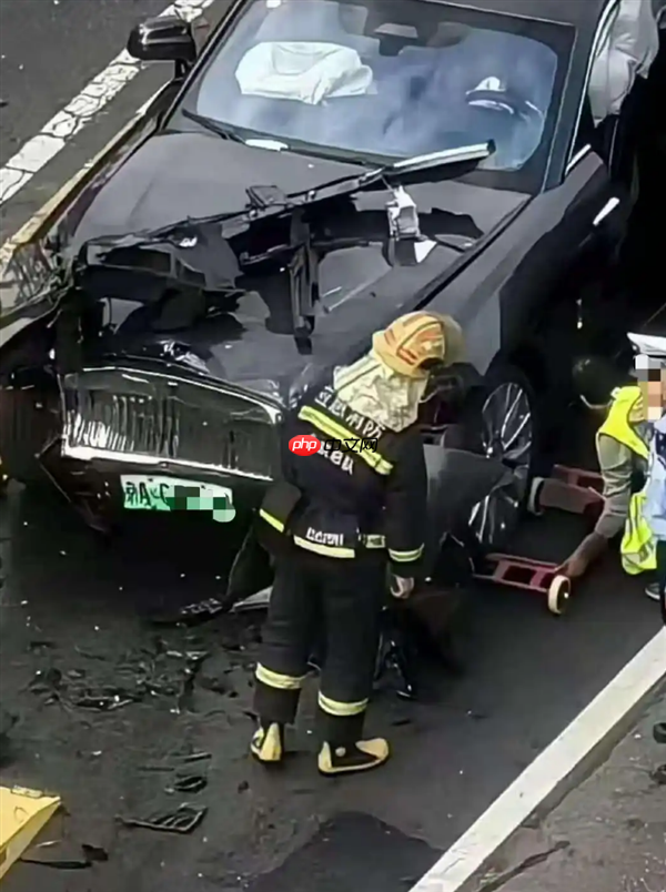 知名车评人陈震发生交通事故 座驾劳斯莱斯闪灵维修费或超百万：曾称买车损险不划算