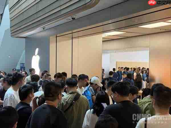 iPhone 17系列开售 南京东路店首位顾客选了Pro Max
