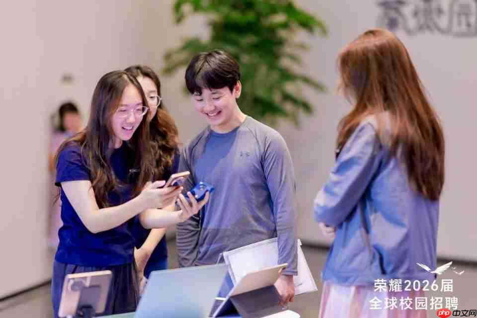 应届生的职场“减负buff”，荣耀AI做对了几件事？