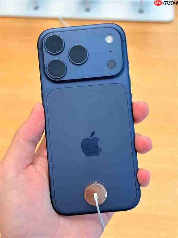 苹果线下店展出iPhone 17 Pro真机：已满身划痕！铝合金机身被吐槽质感差