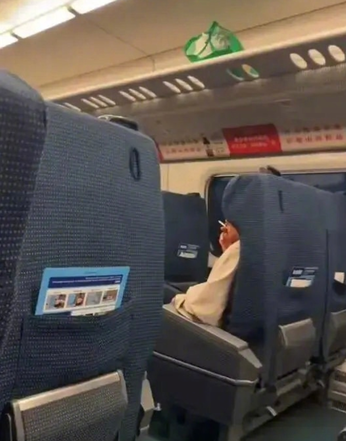 男子高铁座位上旁若无人抽烟是怎么回事？详情介绍