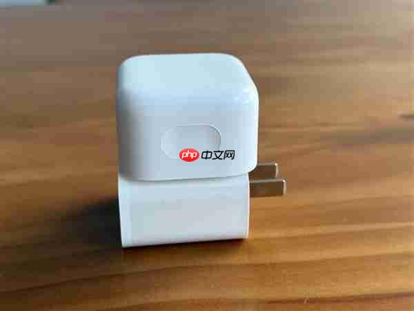 苹果新款40W充电器开箱：体积惊艳 功率密度大提升！