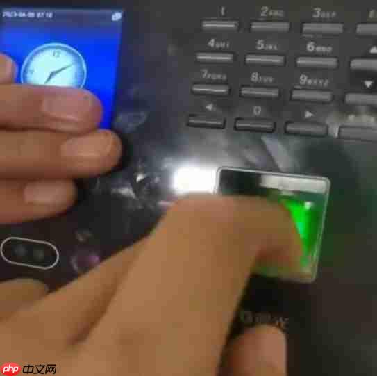 伪造指纹“代打卡”，两名员工被辞退后起诉公司遭驳回