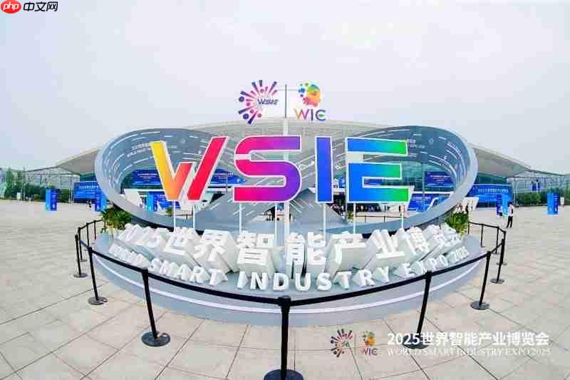 萤石网络闪耀2025智博会，以“+ai”战略勾勒智慧生活新图景