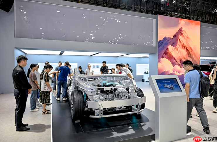 赛力斯亮相2025智博会 全方位展示智能化实践成果