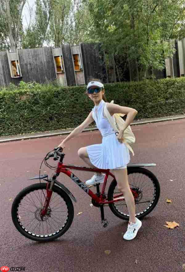 章泽天新照曝光：穿网球服骑单车少女感满满  网友：白到发光