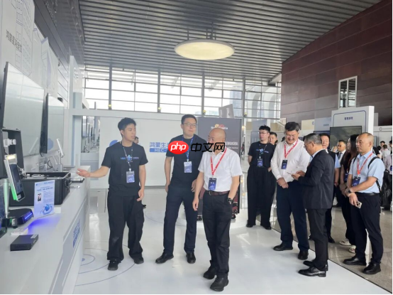 拓维信息携开鸿智谷首发“鸿蒙+星闪+AI”展区，亮相2025鸿蒙生态大会