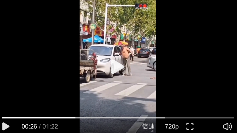 老头持板砖疯狂砸汽车：2025年9月最新暴力案件 - php中文网