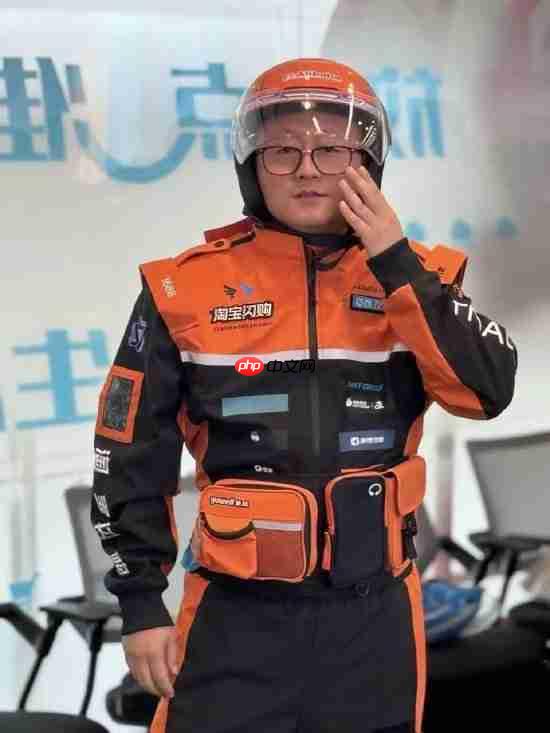 淘宝闪购骑手新工装曝光：印满阿里系品牌 logo，成“行走的广告牌”