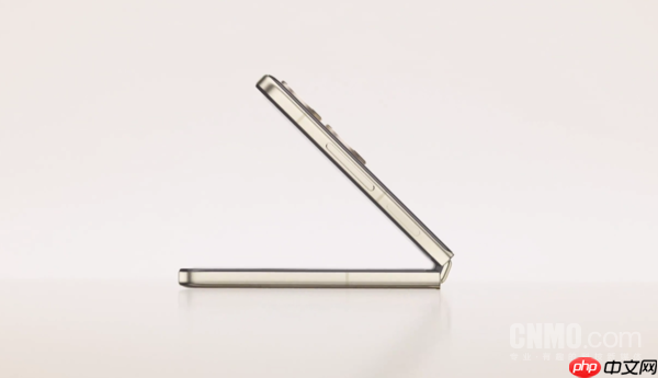 小米MIX Flip 2配置公布 骁龙8至尊版+4.01英寸大外屏 