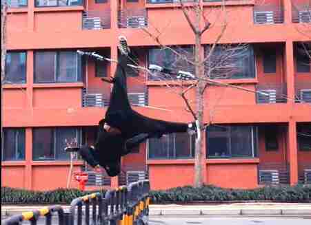 大神用科技实现“万剑归宗”名场面 网友：太酷啦！