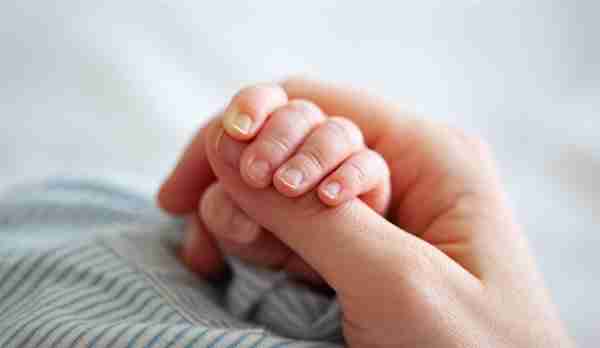 一岁幼童学走路摔了一跤中风了