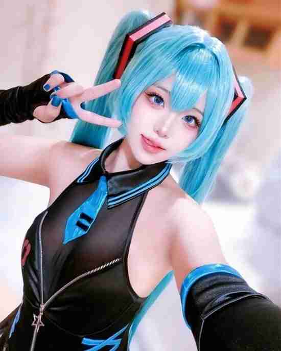 韩妹COS初音未来 丝袜胶衣大展偶像身材