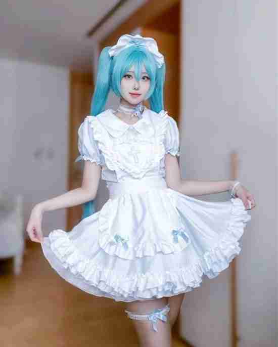 韩妹COS初音未来 丝袜胶衣大展偶像身材