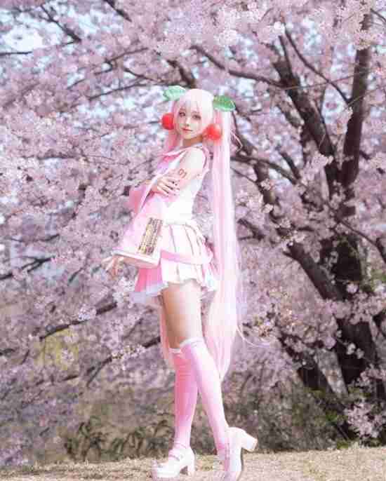 韩妹COS初音未来 丝袜胶衣大展偶像身材