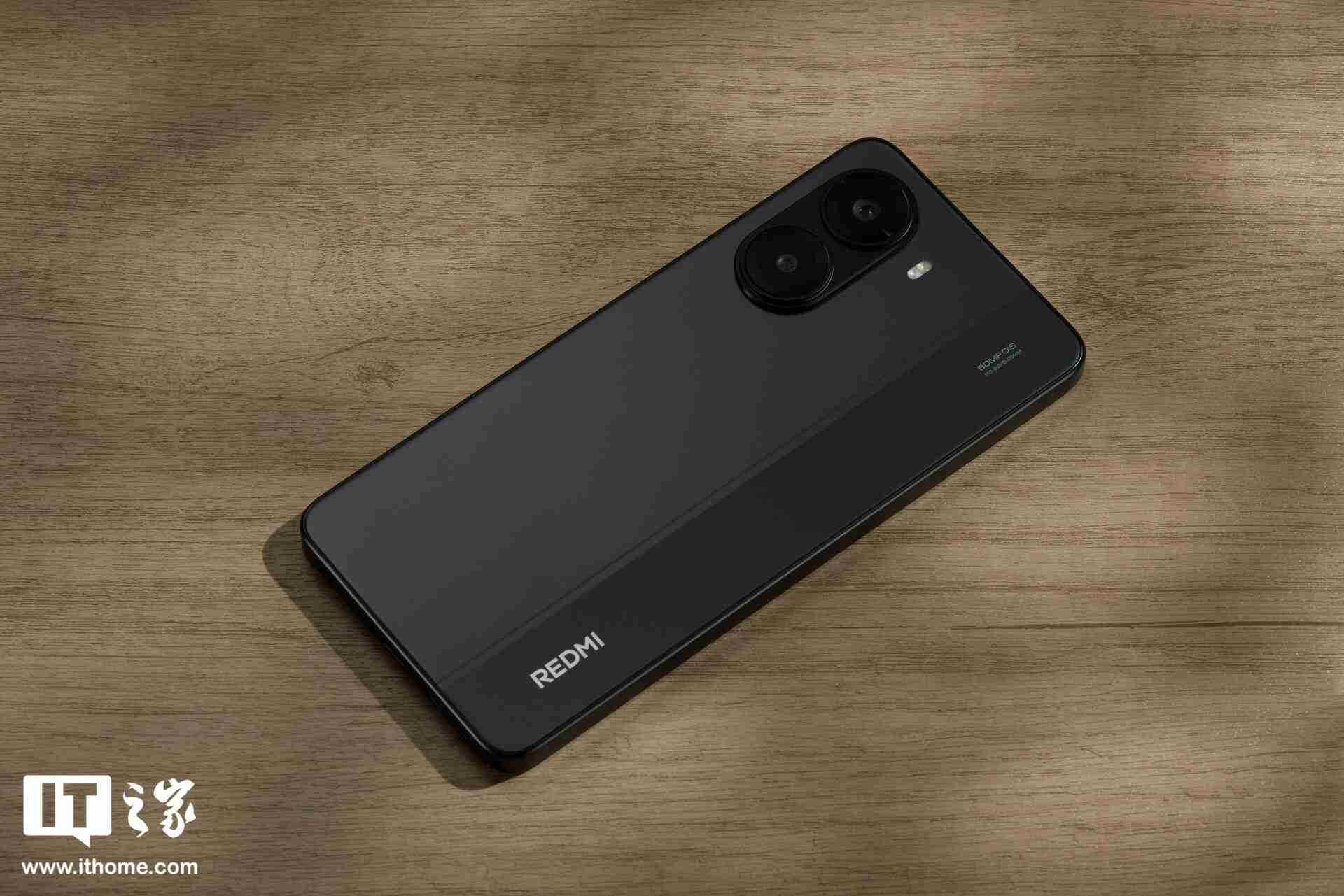 小米 REDMI Turbo 4「暗影黑」实拍：设计干练克制，拼色后壳不失个性