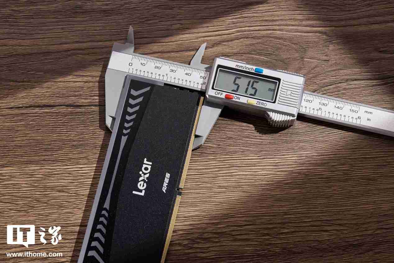 雷克沙战神之翼 ARES RGB DDR5 6000 C26 内存图赏：黑白撞色，AMD 平台性能战神