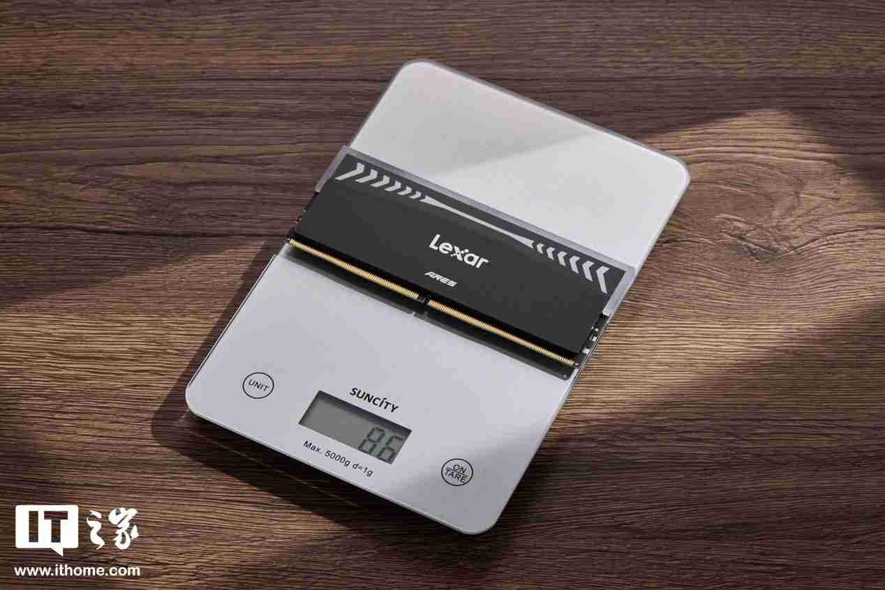 雷克沙战神之翼 ARES RGB DDR5 6000 C26 内存图赏：黑白撞色，AMD 平台性能战神