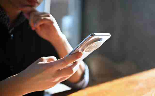 华为Mate 70 Pro拍照怎么样？红枫原色表现出色，96mm长焦彪悍