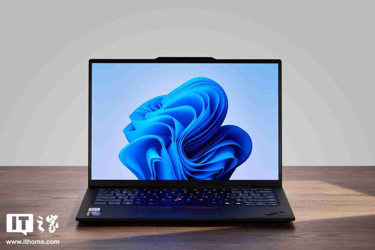 986g 超轻 AI PC 酷睿 Ultra 本，联想 ThinkPad X1 Carbon 2025 Aura 评测