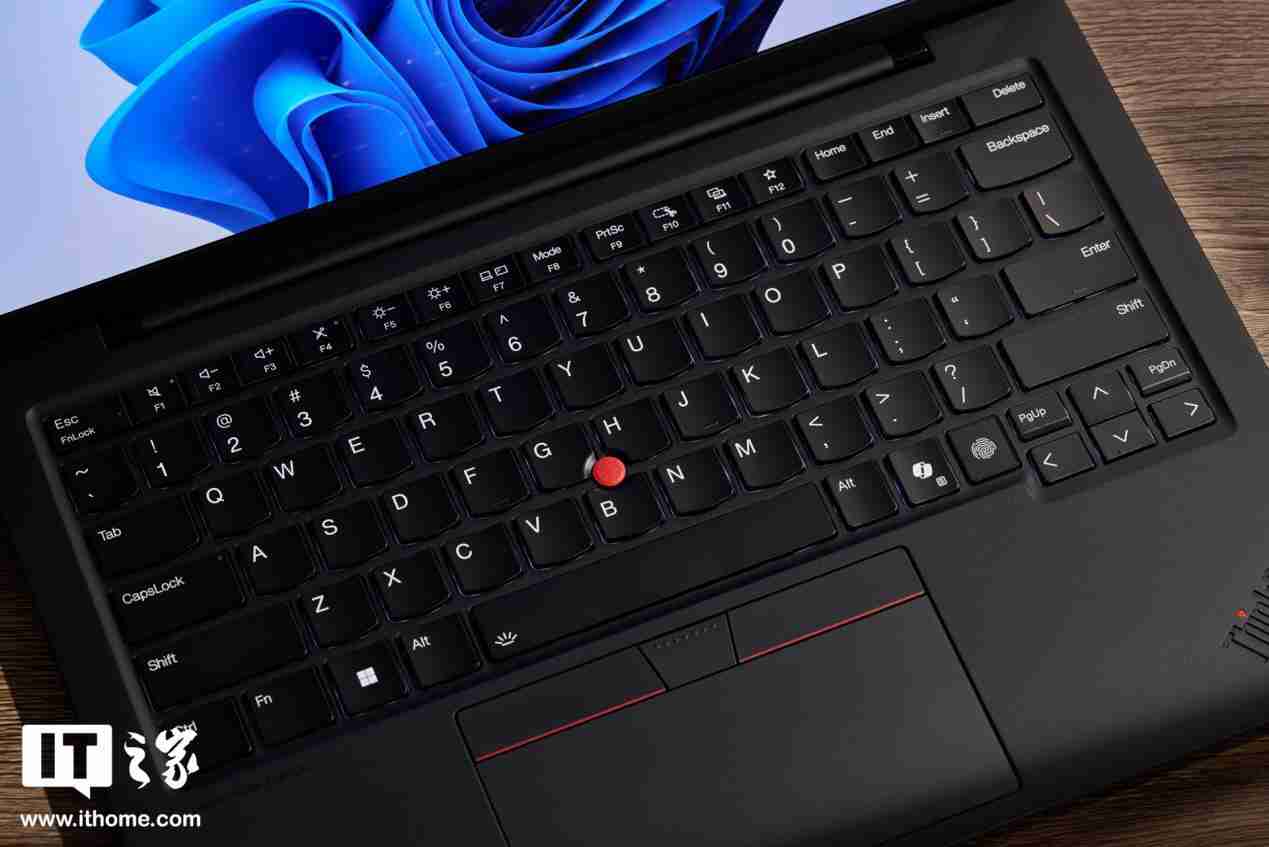 986g 超轻 AI PC 酷睿 Ultra 本，联想 ThinkPad X1 Carbon 2025 Aura 评测