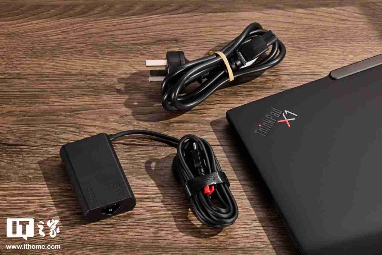 986g 超轻 AI PC 酷睿 Ultra 本，联想 ThinkPad X1 Carbon 2025 Aura 评测