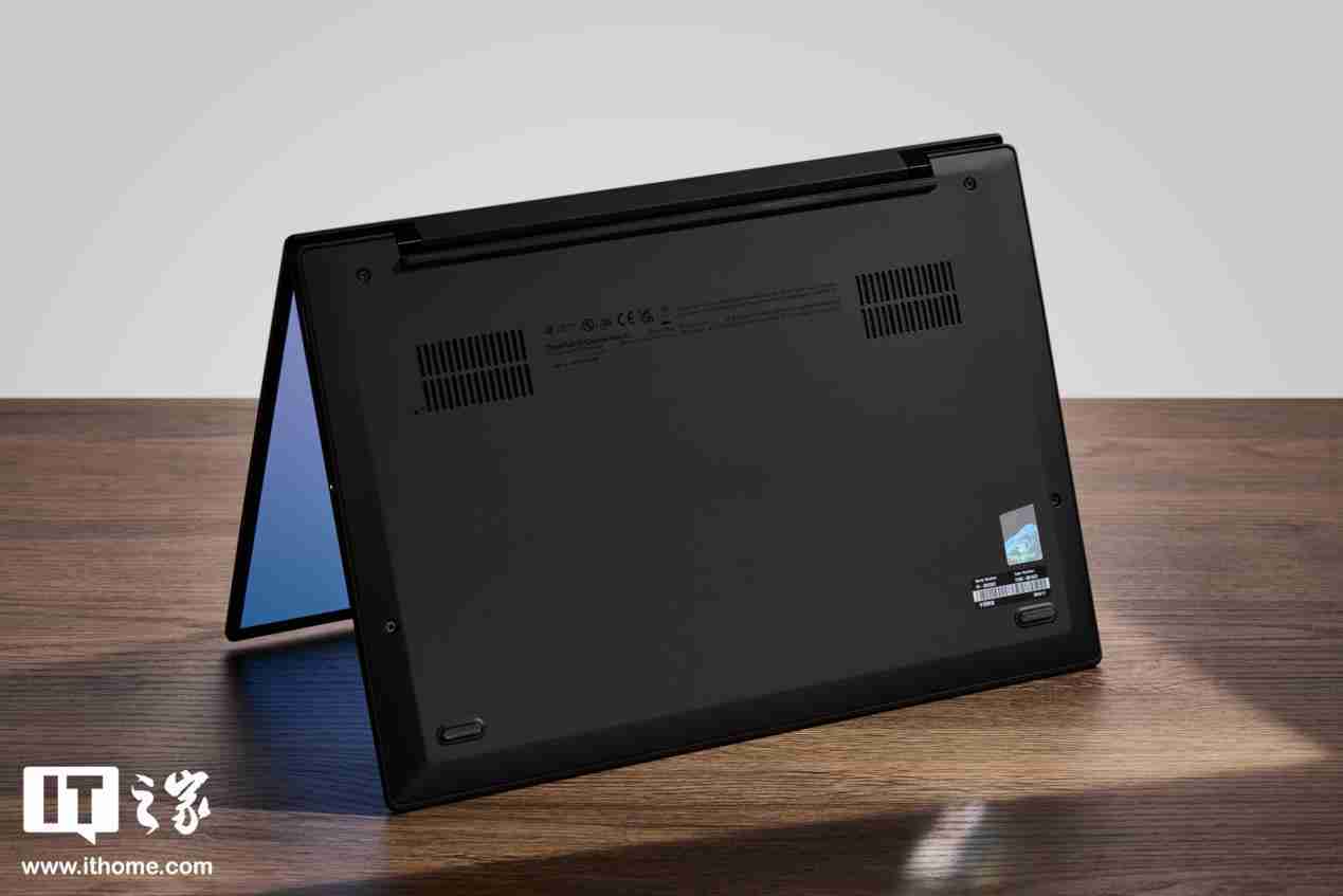 986g 超轻 AI PC 酷睿 Ultra 本，联想 ThinkPad X1 Carbon 2025 Aura 评测