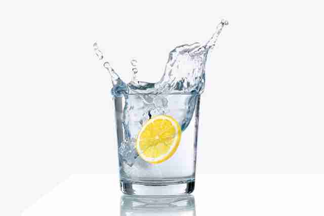 苏打水会腐蚀牙齿吗 苏打水饮料的好处和坏处