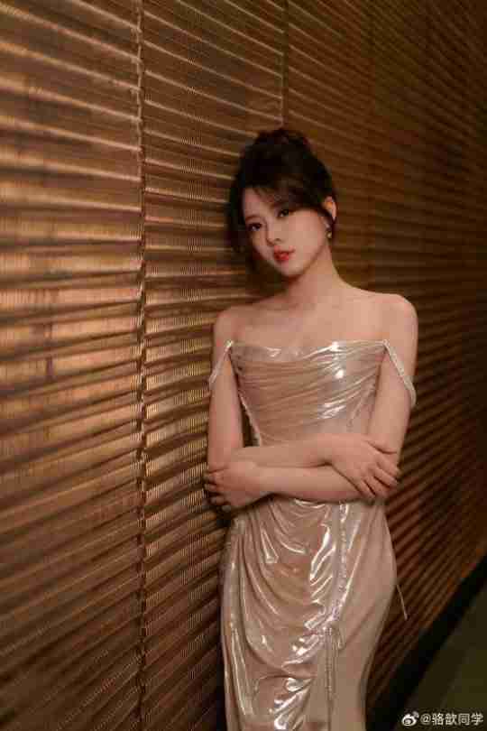 《LOL》骆歆分享全明星赛返图:露背包臀裙太有气质了