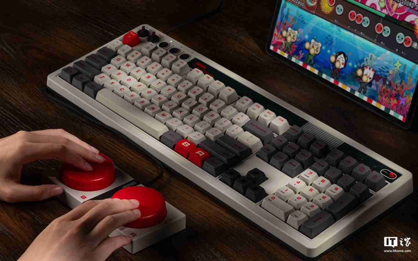八位堂首款全尺寸设计 Retro108 机械键盘开售：支持热插拔、双配色版本，629 元