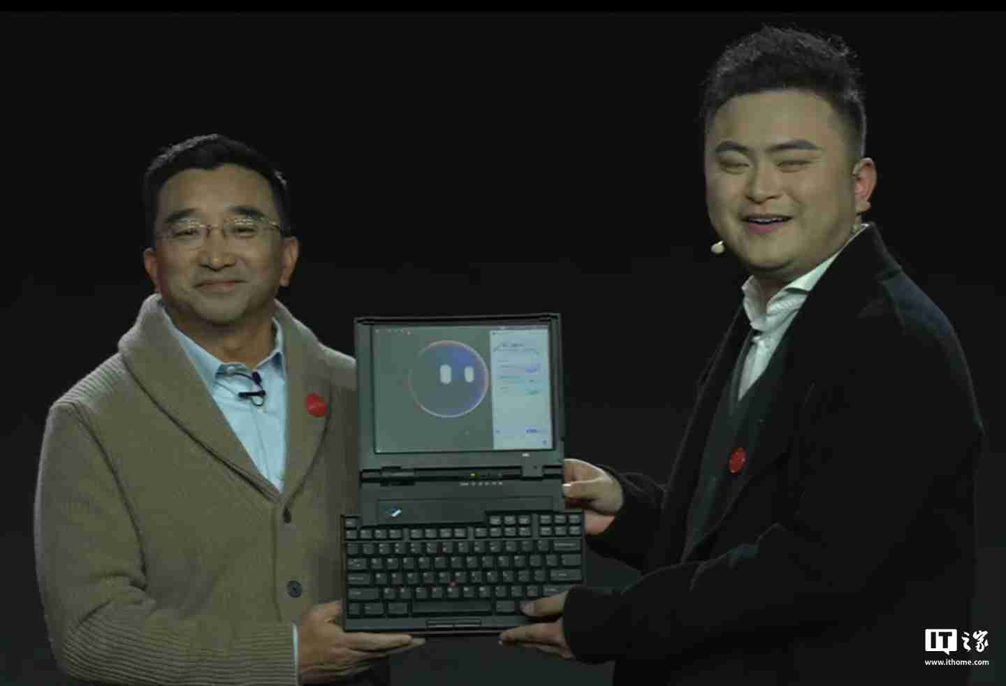 联想展示“AI 定制”1995 年经典款 ThinkPad 701C 蝴蝶机：换装酷睿 i7，内嵌个人智能体“小天”