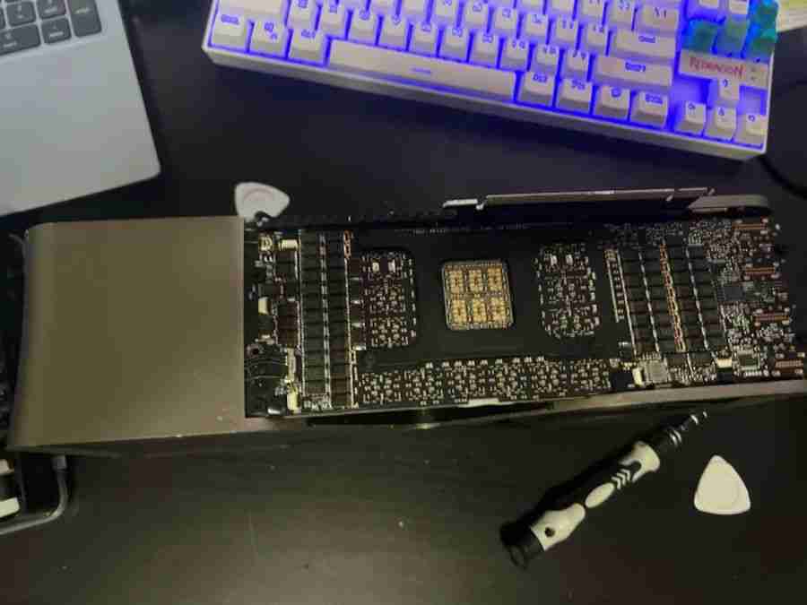 巨无霸：英伟达 RTX 4090 Ti 显卡再次曝光，四槽位设计