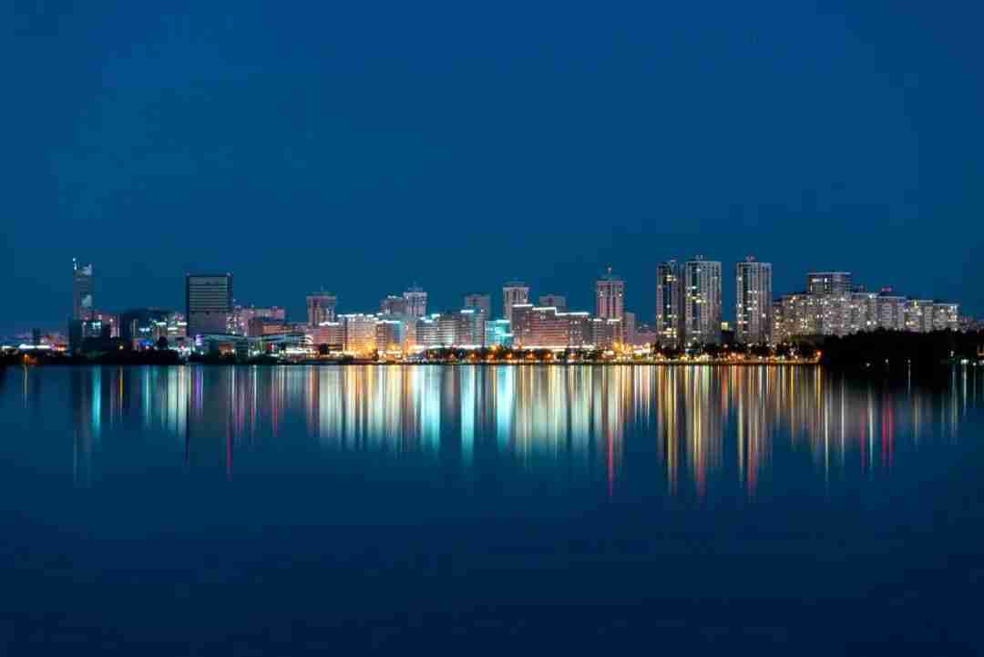 夜景拍得不好看，很可能是画面不够干净